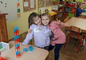 Dziewczynki budują wieżę